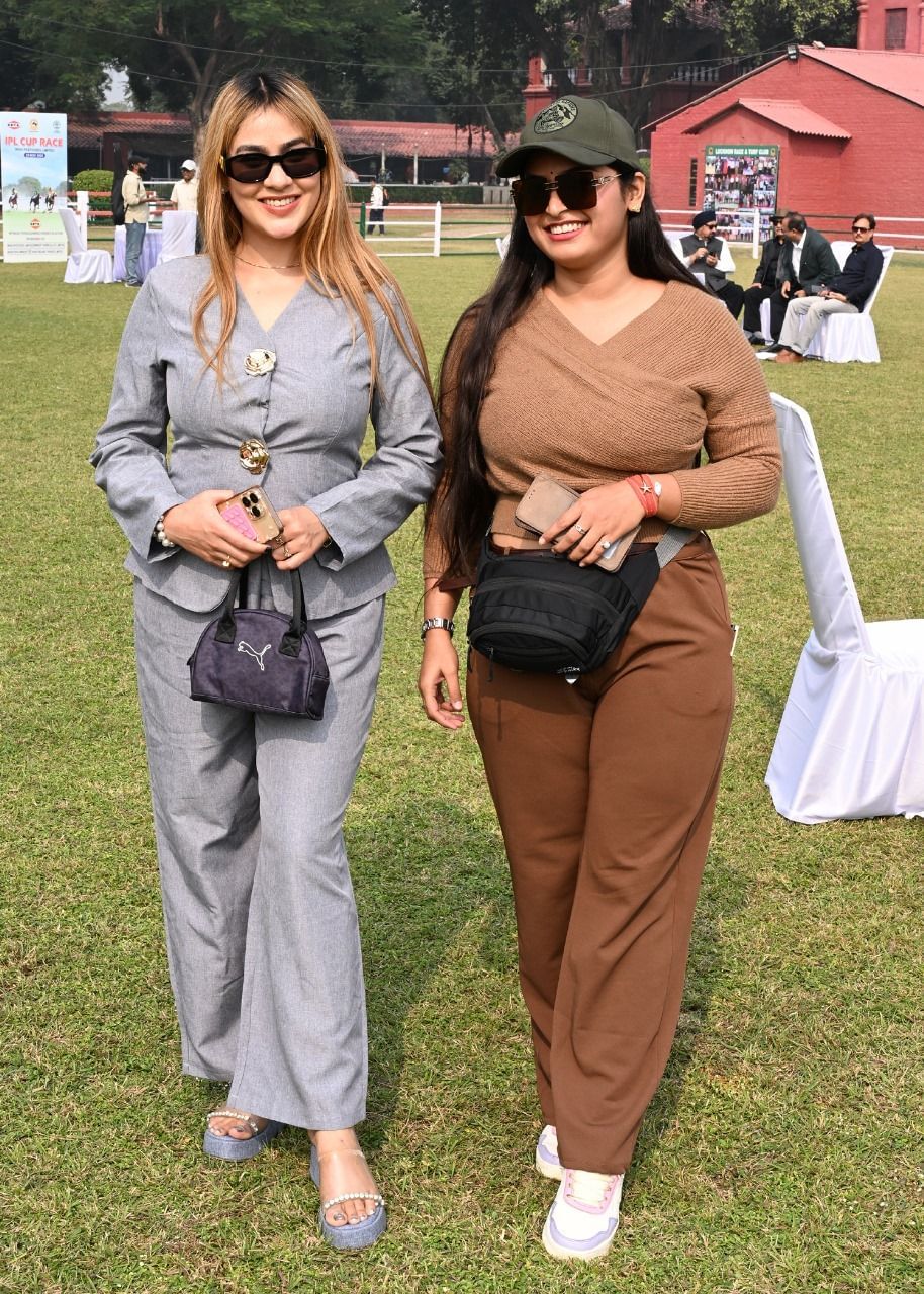 लखनऊ रेसकोर्स में आईपीएल कप घुड़दौड़ में भाग लेते प्रतिभागी। इसका आनंद उठाने के लिए बड़ी संख्या