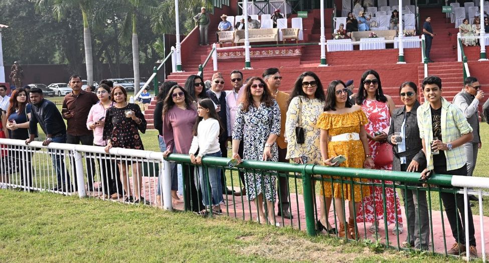 लखनऊ रेसकोर्स में आईपीएल कप घुड़दौड़ में भाग लेते प्रतिभागी। इसका आनंद उठाने के लिए बड़ी संख्या