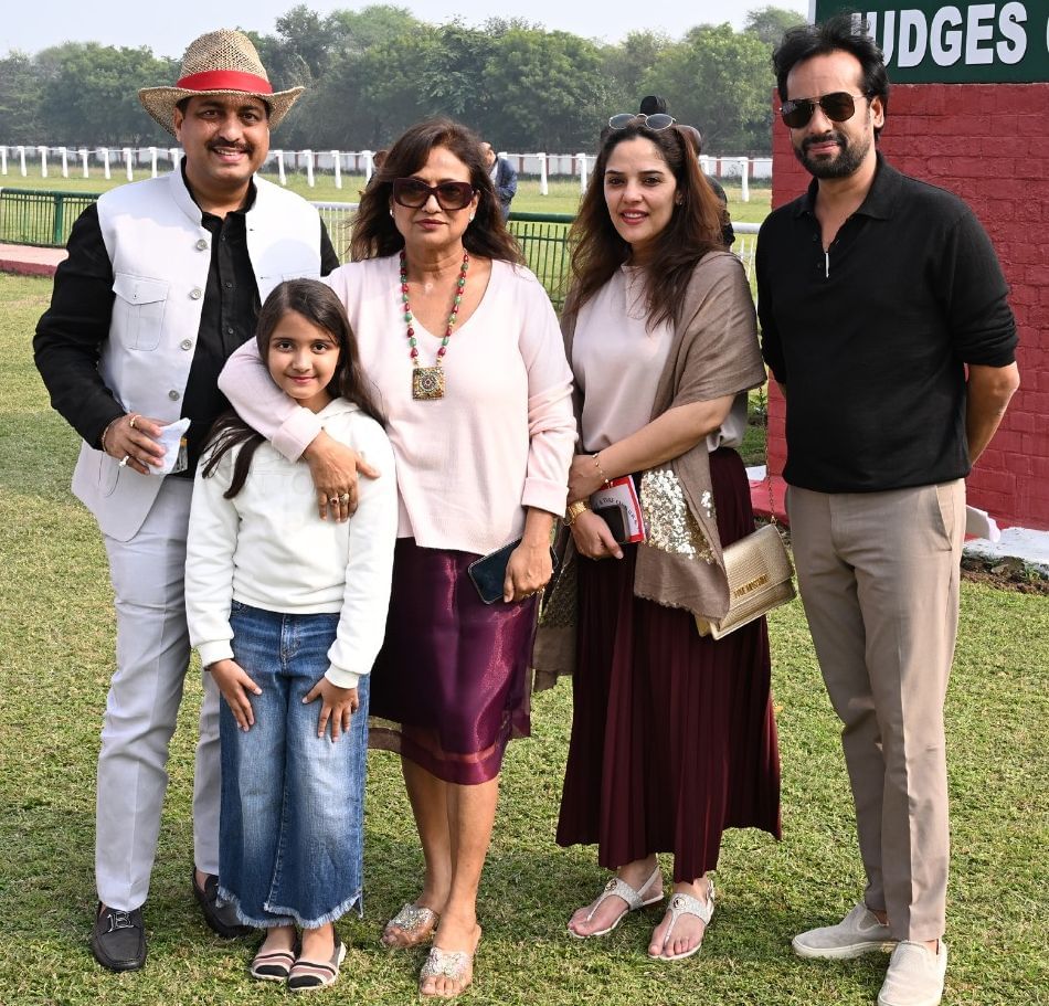 लखनऊ रेसकोर्स में आईपीएल कप घुड़दौड़ में भाग लेते प्रतिभागी। इसका आनंद उठाने के लिए बड़ी संख्या