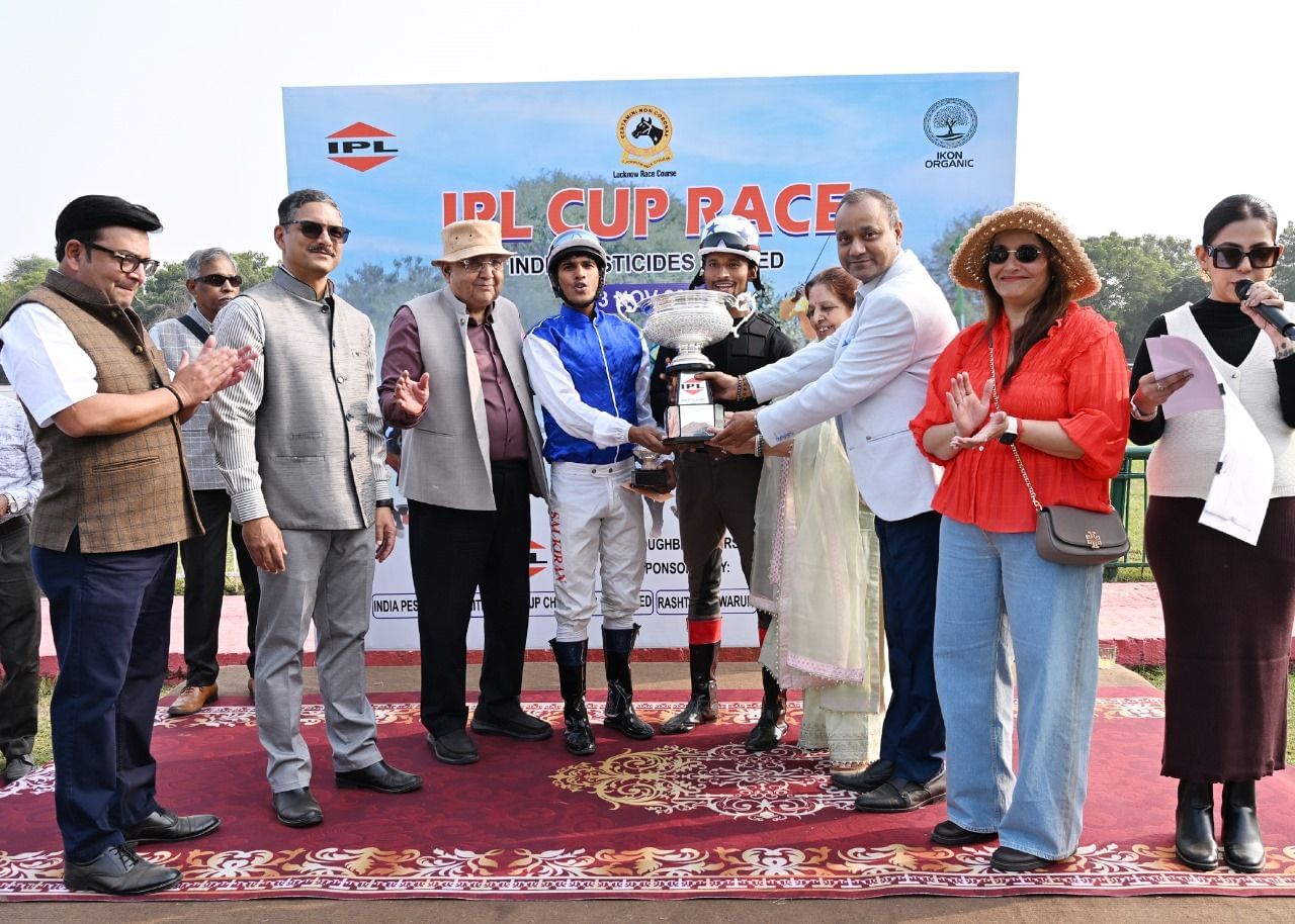 लखनऊ रेसकोर्स में आईपीएल कप घुड़दौड़ में भाग लेते प्रतिभागी। इसका आनंद उठाने के लिए बड़ी संख्या