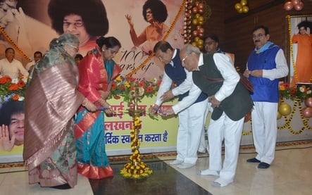 लालबाग सि्थत हरिओम मंदिर में रविवार को साईं भगवान की 100वीं जयंती मनाई गई। लालबाग सि्थत हरिओम मंदिर में रविवार को साईं भगवान की 100वीं जयंती मनाई गई।