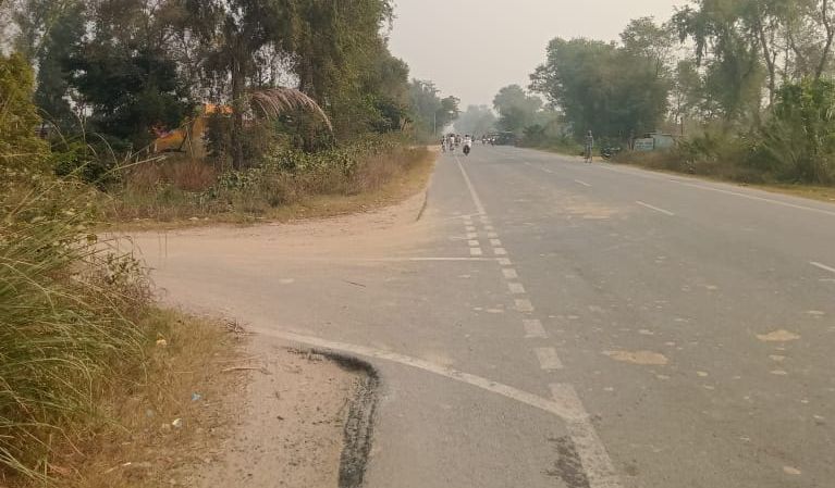 मोहम्मदी से बरबर मार्ग पर निकट शिवम् गैस एजेंसी के पास अंधा मोड़।संवाद