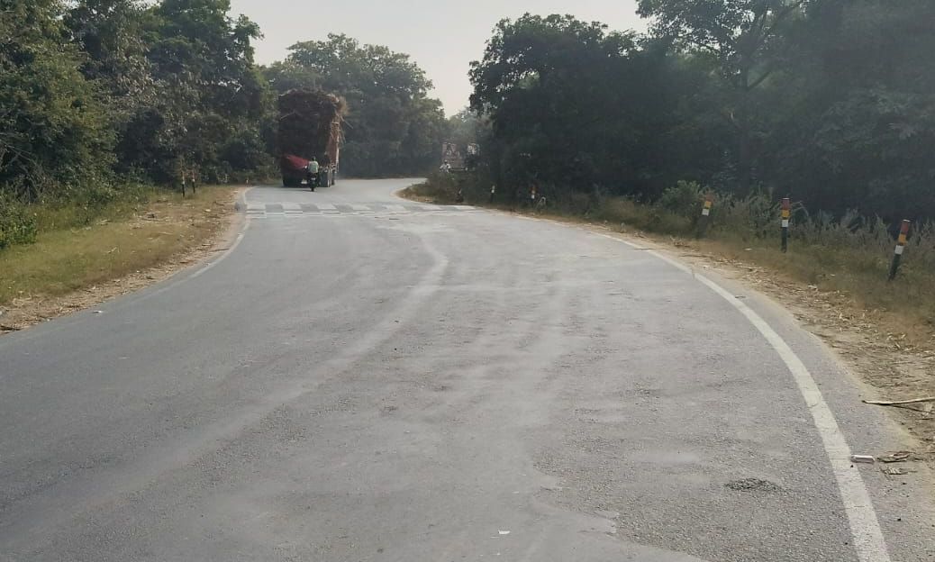 मोहम्मदी से बरबर मार्ग पर निकट शिवम् गैस एजेंसी के पास अंधा मोड़।संवाद