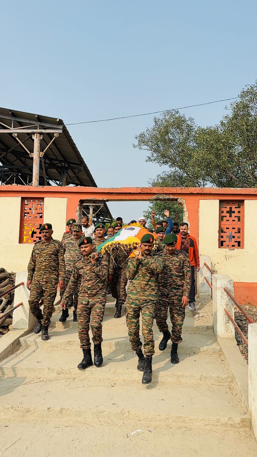 महाराजपुर गांव में गमगीन मृतक के परिजन। स्त्रोत : ग्रामीण