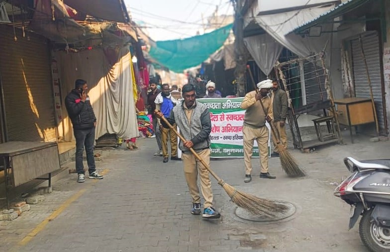 मीराबाई बाजार में सफाई करते सफाई कर्मचारी। संवाद