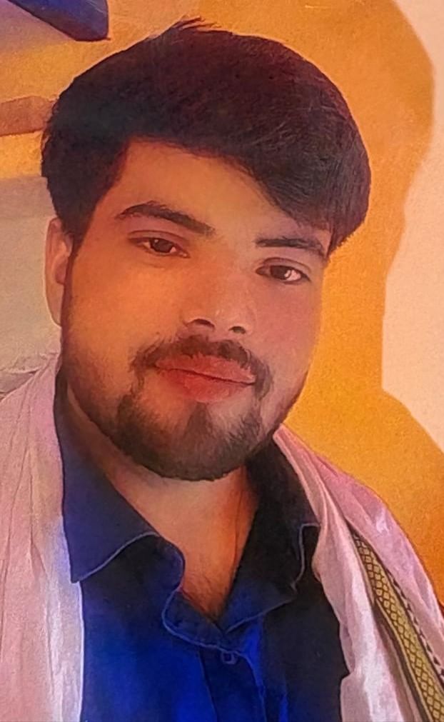 मवइया में युवक की मौत के बाद रोत विलखते परिजन। संवाद