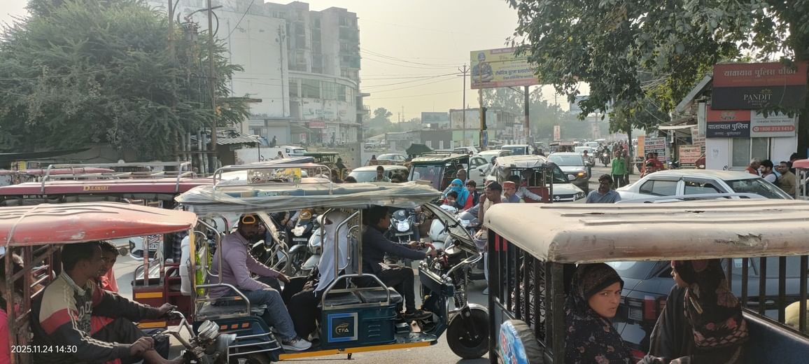 नगर के दिल्ली रोड पर लगे जाम में फंसे वाहन। संवाद नगर के दिल्ली रोड पर लगे जाम में फंसे वाहन। संवाद