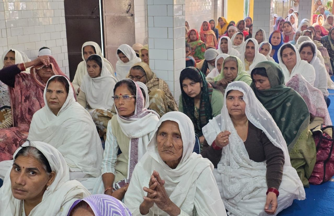 नहटौर के फुलसंदा आश्रम में सतसंग में प्रवचन करते बाबा फुलसंदे बाले। संवाद नहटौर के फुलसंदा आश्रम में सतसंग में प्रवचन करते बाबा फुलसंदे बाले। संवाद