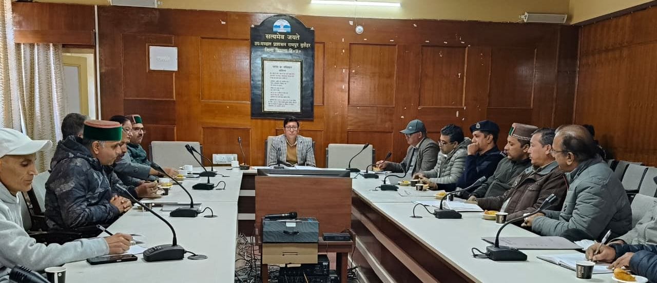 रामपुर में बर्फबारी से निपटने को लेकर विभागाधिकारियों के साथ चर्चा करते एसडीएम हर्ष अमरेंद्र सि रामपुर में बर्फबारी से निपटने को लेकर विभागाधिकारियों के साथ चर्चा करते एसडीएम हर्ष अमरेंद्र सि