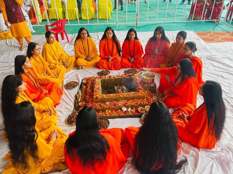 साध्वी वैष्णवी भारत के साथ अन्य साध्वियों ने हवन यज्ञ किया।