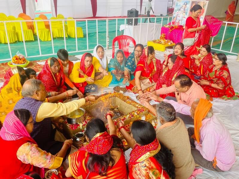 साध्वी वैष्णवी भारत के साथ अन्य साध्वियों ने हवन यज्ञ किया।