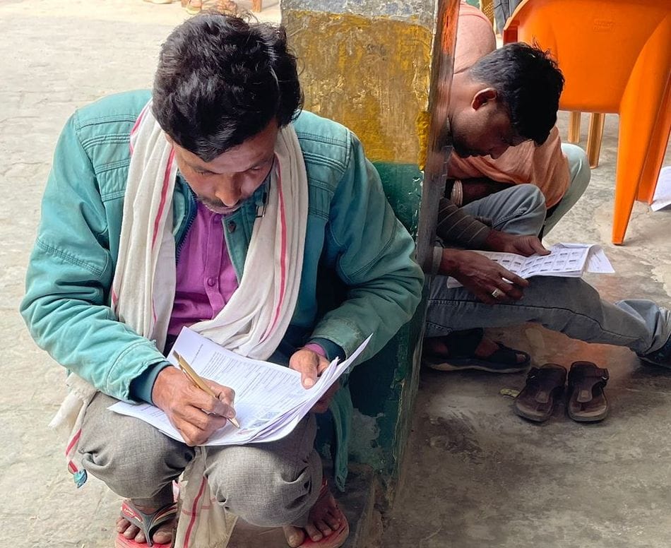 संविलियन विद्यालय में एसआईआर फॉर्म भरते लोग। संवाद