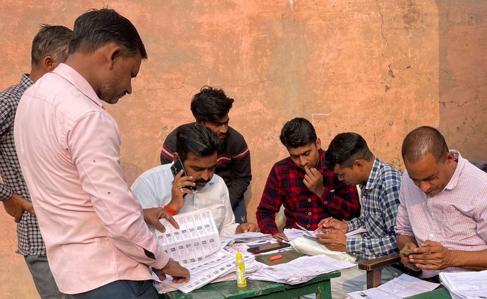 संविलियन विद्यालय में एसआईआर फॉर्म भरते लोग। संवाद