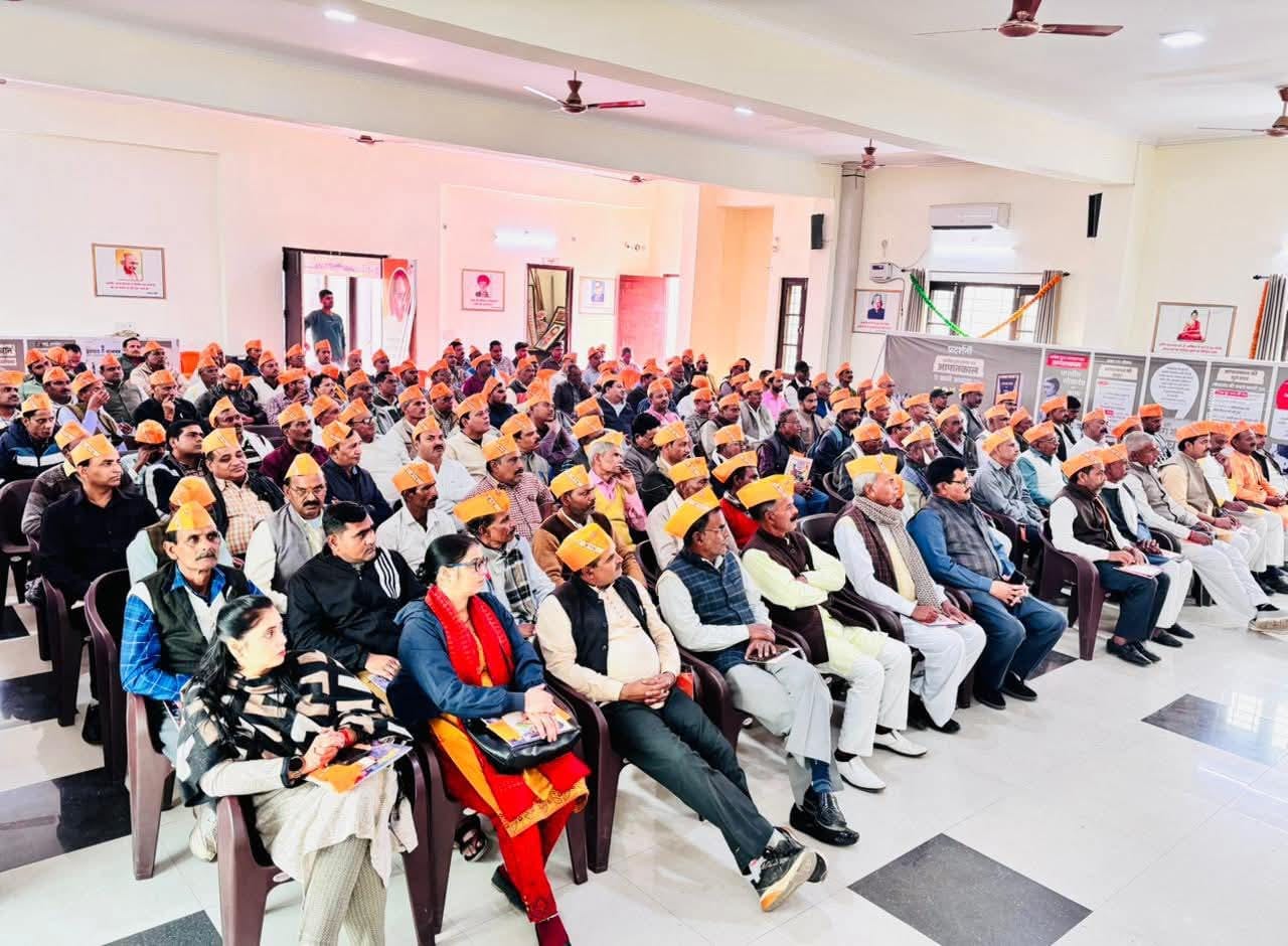 संविलियन विद्यालय में एसआईआर फॉर्म भरते लोग। संवाद