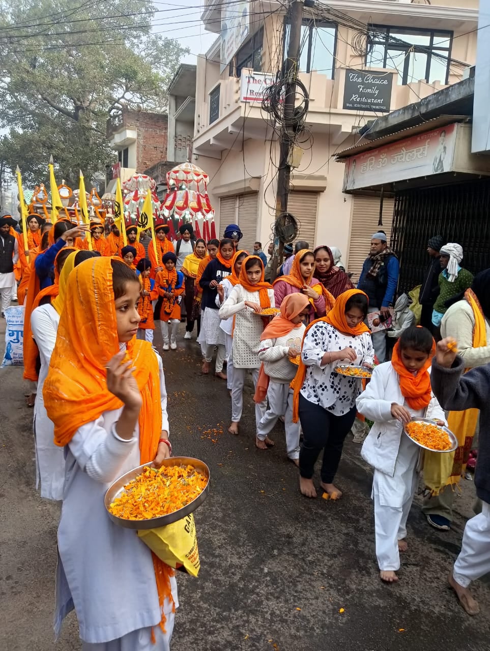 शाहजहांपुर में रामनगर गुरुद्वारे से निकाली गई कीर्तन यात्रा में फूलों से सजी गुरुतेग बहादुर की शाहजहांपुर में रामनगर गुरुद्वारे से निकाली गई कीर्तन यात्रा में फूलों से सजी गुरुतेग बहादुर की