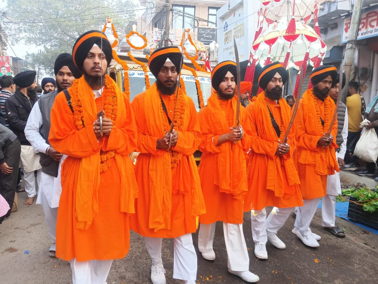 शाहजहांपुर में रामनगर गुरुद्वारे से निकाली गई कीर्तन यात्रा में फूलों से सजी गुरुतेग बहादुर की शाहजहांपुर में रामनगर गुरुद्वारे से निकाली गई कीर्तन यात्रा में फूलों से सजी गुरुतेग बहादुर की