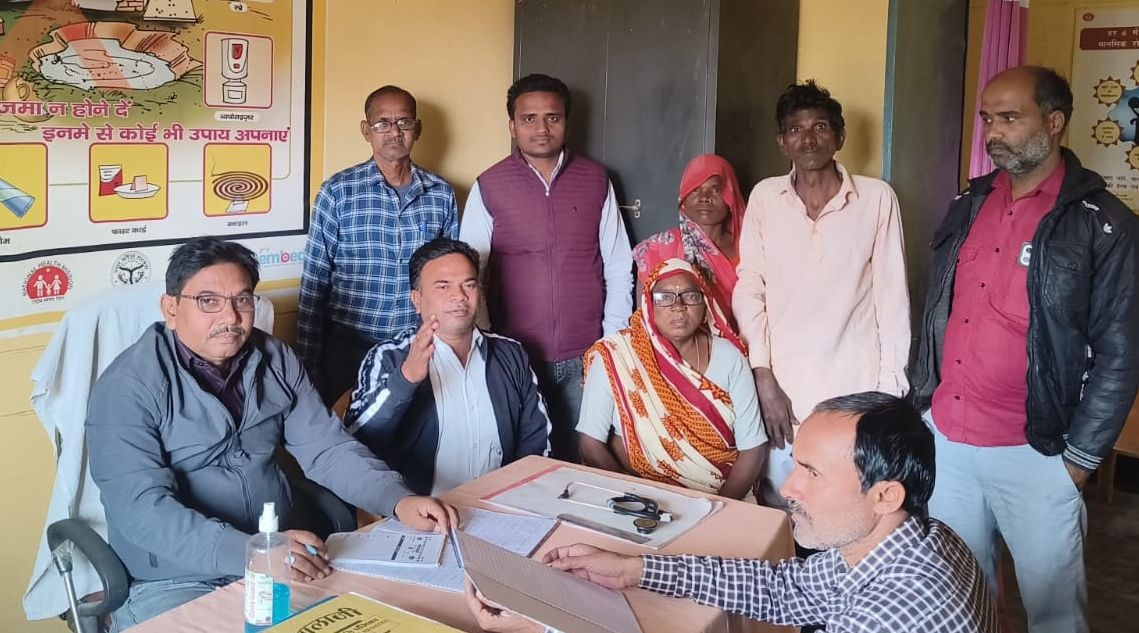 दबतोरी के नवीन प्राथमिक स्वास्थ्य केंद्र पर आरोग्य मेला में मरीजों को देखते डॉक्टर। संवाद दबतोरी के नवीन प्राथमिक स्वास्थ्य केंद्र पर आरोग्य मेला में मरीजों को देखते डॉक्टर। संवाद