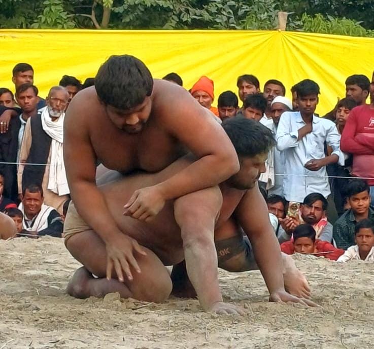 दंगल में दांव आजमाते पहलवान। दंगल में दांव आजमाते पहलवान।