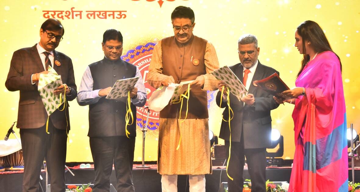 दूरदर्शन केंद्र लखनऊ की 50वीं वर्षगांठ पर आयोजित समारोह में मशहूर संगीतकार केवल कुमार समेत अलग-