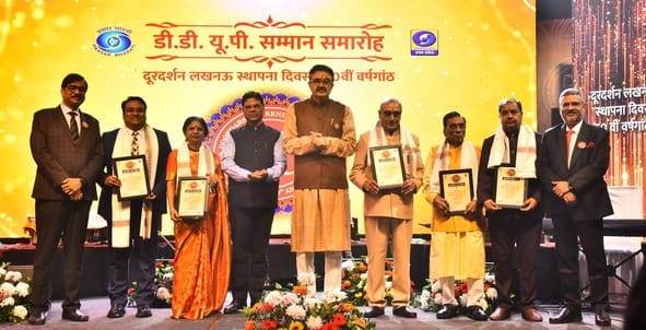 दूरदर्शन केंद्र लखनऊ की 50वीं वर्षगांठ पर आयोजित समारोह में मशहूर संगीतकार केवल कुमार समेत अलग-