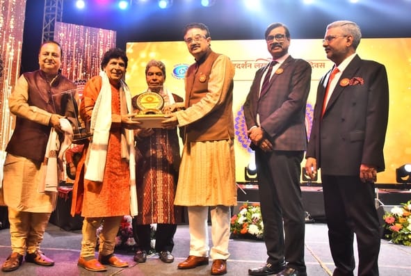 दूरदर्शन केंद्र लखनऊ की 50वीं वर्षगांठ पर आयोजित समारोह में मशहूर संगीतकार केवल कुमार समेत अलग-