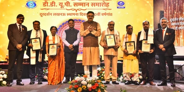 दूरदर्शन केंद्र लखनऊ की 50वीं वर्षगांठ पर आयोजित समारोह में मशहूर संगीतकार केवल कुमार समेत अलग-
