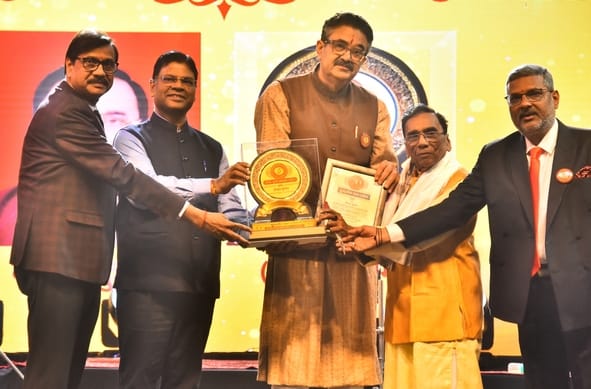 दूरदर्शन केंद्र लखनऊ की 50वीं वर्षगांठ पर आयोजित समारोह में मशहूर संगीतकार केवल कुमार समेत अलग-