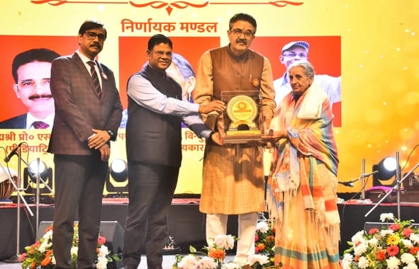 दूरदर्शन केंद्र लखनऊ की 50वीं वर्षगांठ पर आयोजित समारोह में मशहूर संगीतकार केवल कुमार समेत अलग-