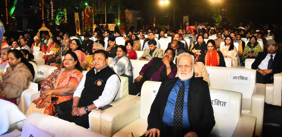 दूरदर्शन केंद्र लखनऊ की 50वीं वर्षगांठ पर आयोजित समारोह में मशहूर संगीतकार केवल कुमार समेत अलग-