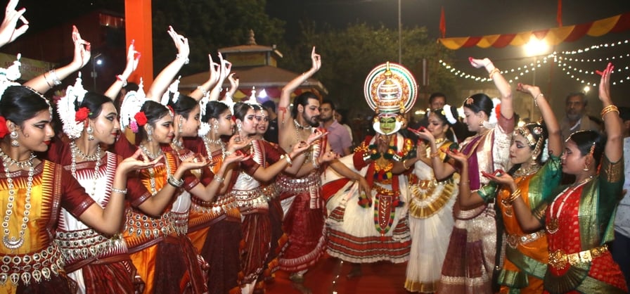 वाराणसी में रविवार को असि घाट स्थित सुबह ए बनारस मंच की ओर से सांस्कृतिक कार्यक्रम में भट्यन वाराणसी में रविवार को असि घाट स्थित सुबह ए बनारस मंच की ओर से सांस्कृतिक कार्यक्रम में भट्यन