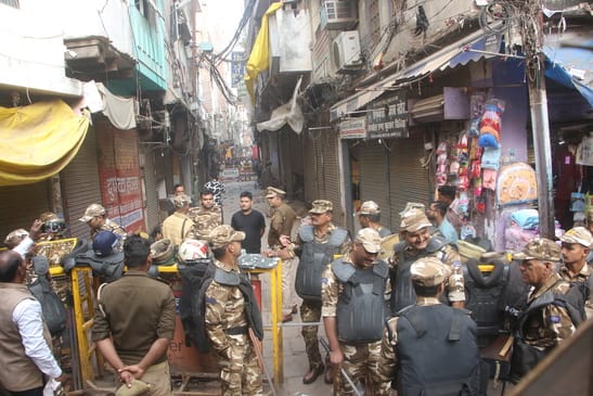 वाराणसी में रविवार को दालमंडी चौड़ीकरण में तोड़े जा रहे मकान के दौरान तैनात आरआरएफ के जावन । अम
