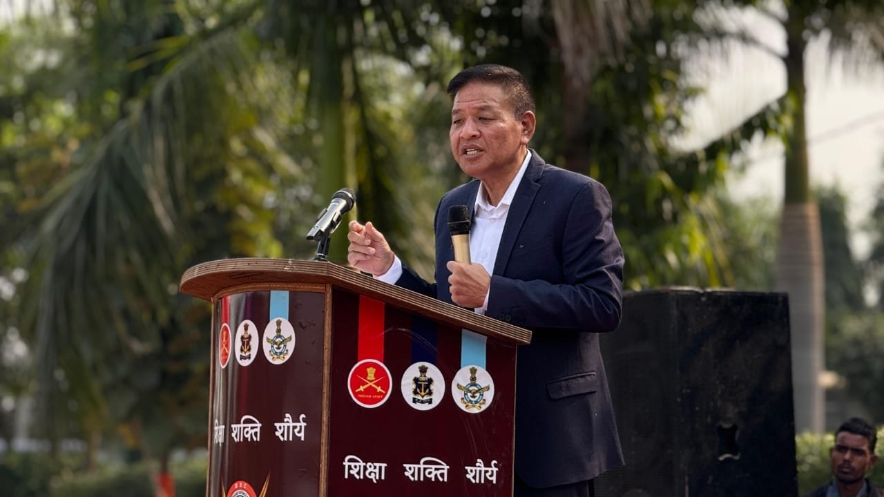वॉरियर्स डिफेंस एकेडमी में सेना के भावी अधिकारियों को संबाेधित करते राष्ट्रपति पेम्पा त्सेरिंग वॉरियर्स डिफेंस एकेडमी में सेना के भावी अधिकारियों को संबाेधित करते राष्ट्रपति पेम्पा त्सेरिंग