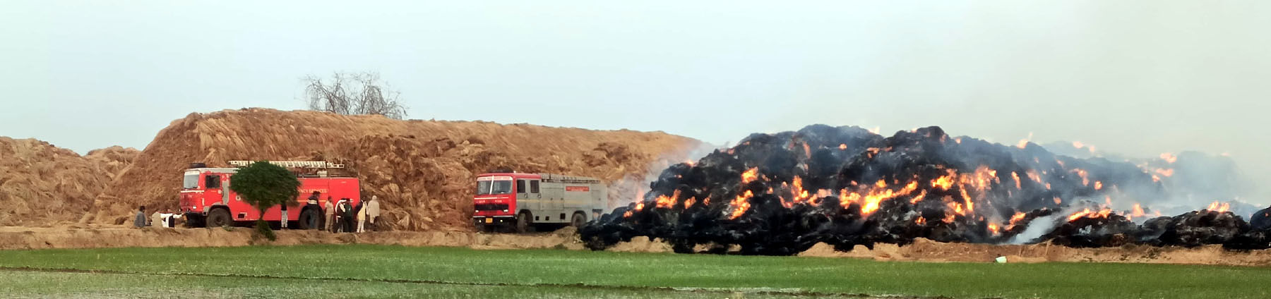 24केएलटी2: पराली के स्टाक में आग का तांडव 24केएलटी2: पराली के स्टाक में आग का तांडव