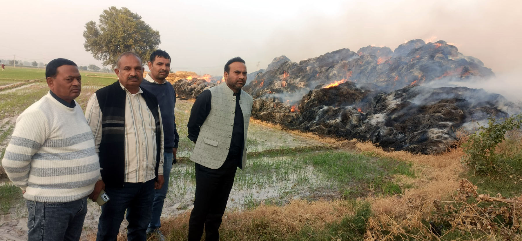 24केएलटी2: पराली के स्टाक में आग का तांडव 24केएलटी2: पराली के स्टाक में आग का तांडव