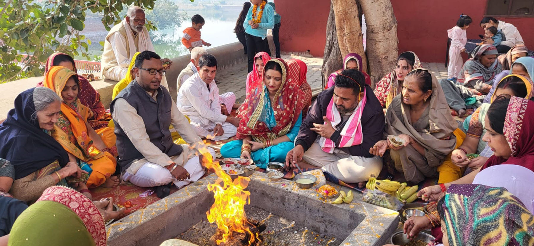 24केएलटी5: शोभा यात्रा में शामिल श्रद्धालु