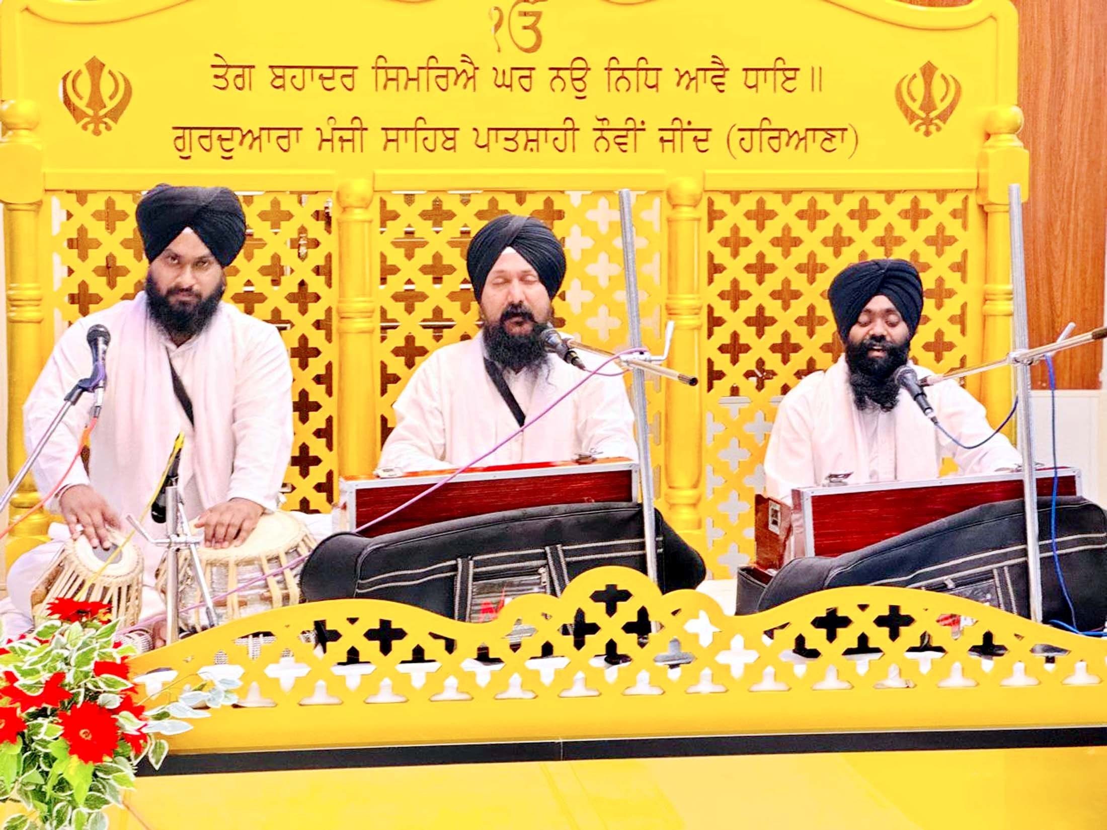 25जेएनडी01-गुरुद्वारा गुरु तेग बहादुर साहिब में लंगर छकती साध संगत। स्रोत संगत 25जेएनडी01-गुरुद्वारा गुरु तेग बहादुर साहिब में लंगर छकती साध संगत। स्रोत संगत