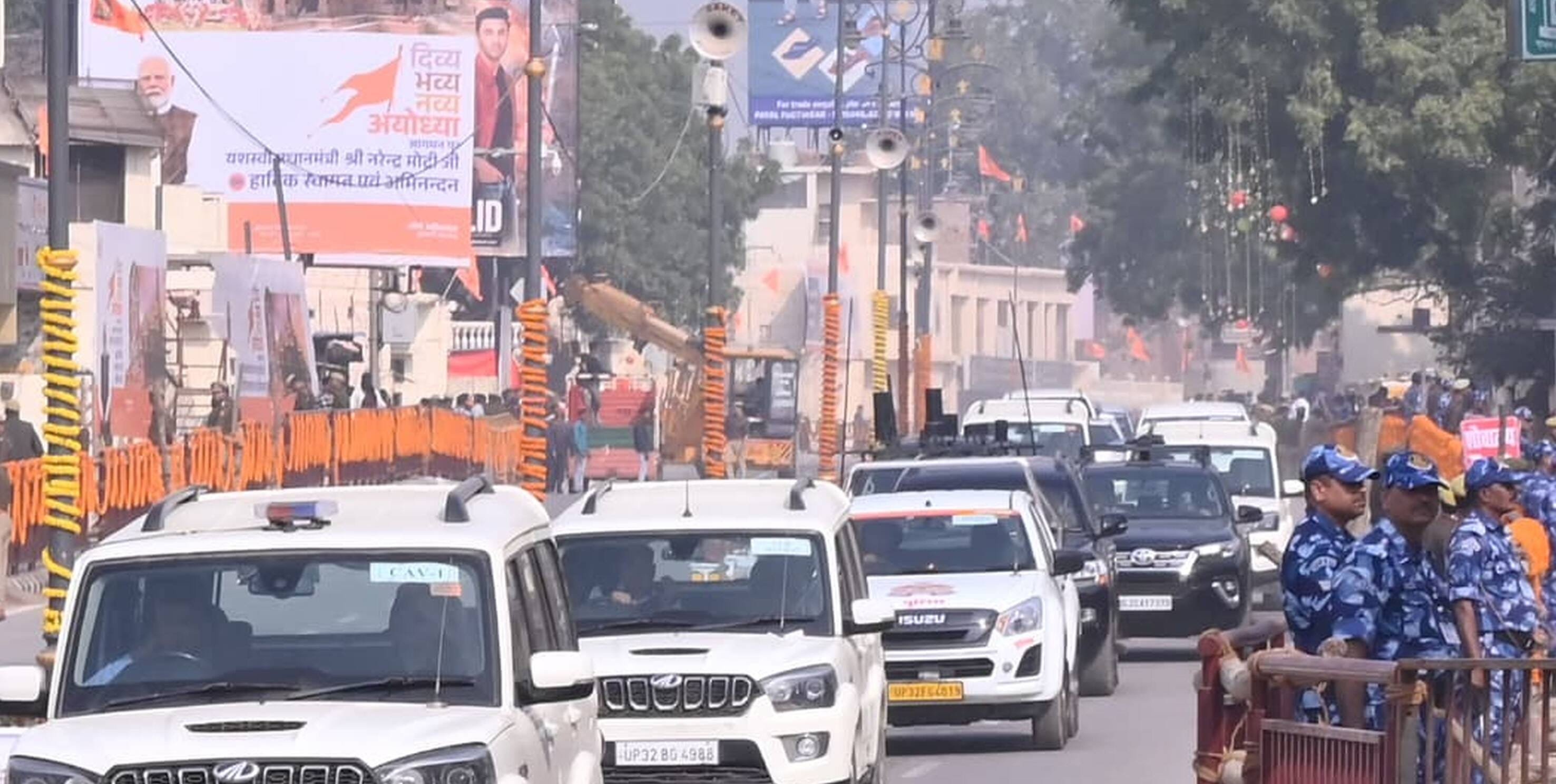 67-रामनगरी में प्रवेश कर रहे लोगों की सामानों की चेकिंग करते सुरक्षा कर्मी।-संवाद 67-रामनगरी में प्रवेश कर रहे लोगों की सामानों की चेकिंग करते सुरक्षा कर्मी।-संवाद