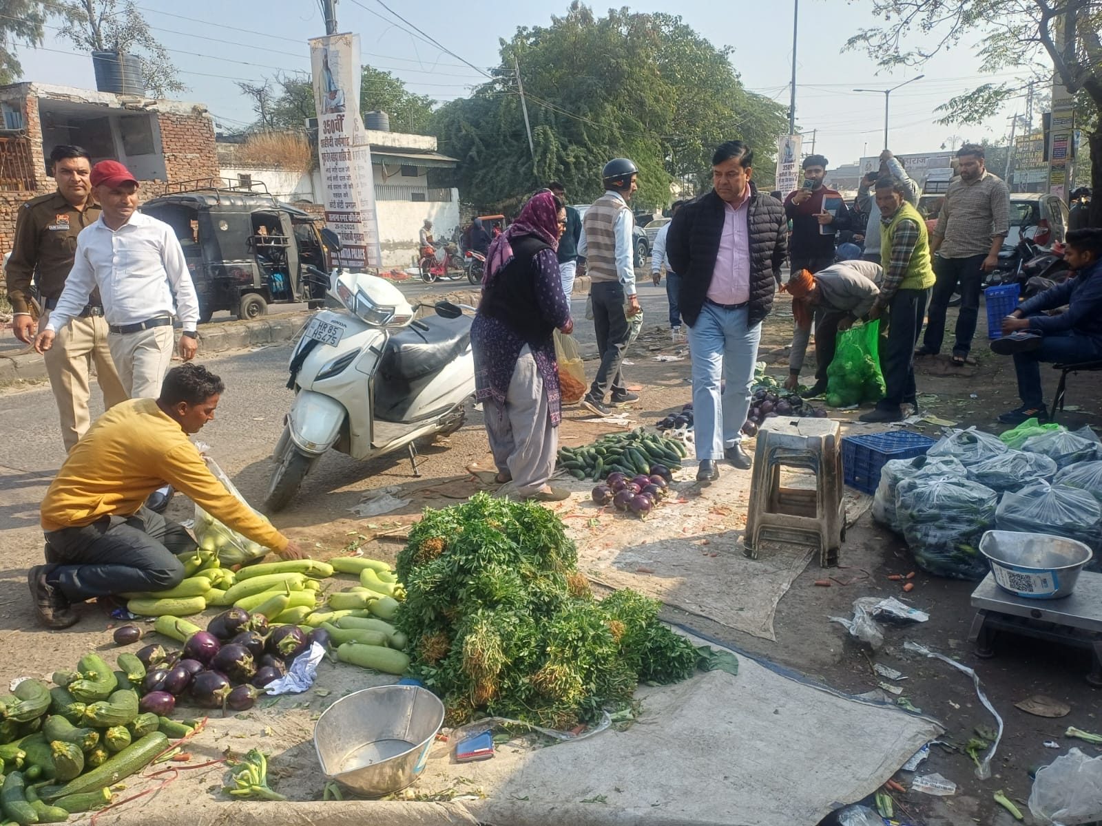 अंबाला छावनी की सब्जी मंडी में सड़क पर लगे सामान को पीछे करवाते नप कर्मचारी। संवाद अंबाला छावनी की सब्जी मंडी में सड़क पर लगे सामान को पीछे करवाते नप कर्मचारी। संवाद