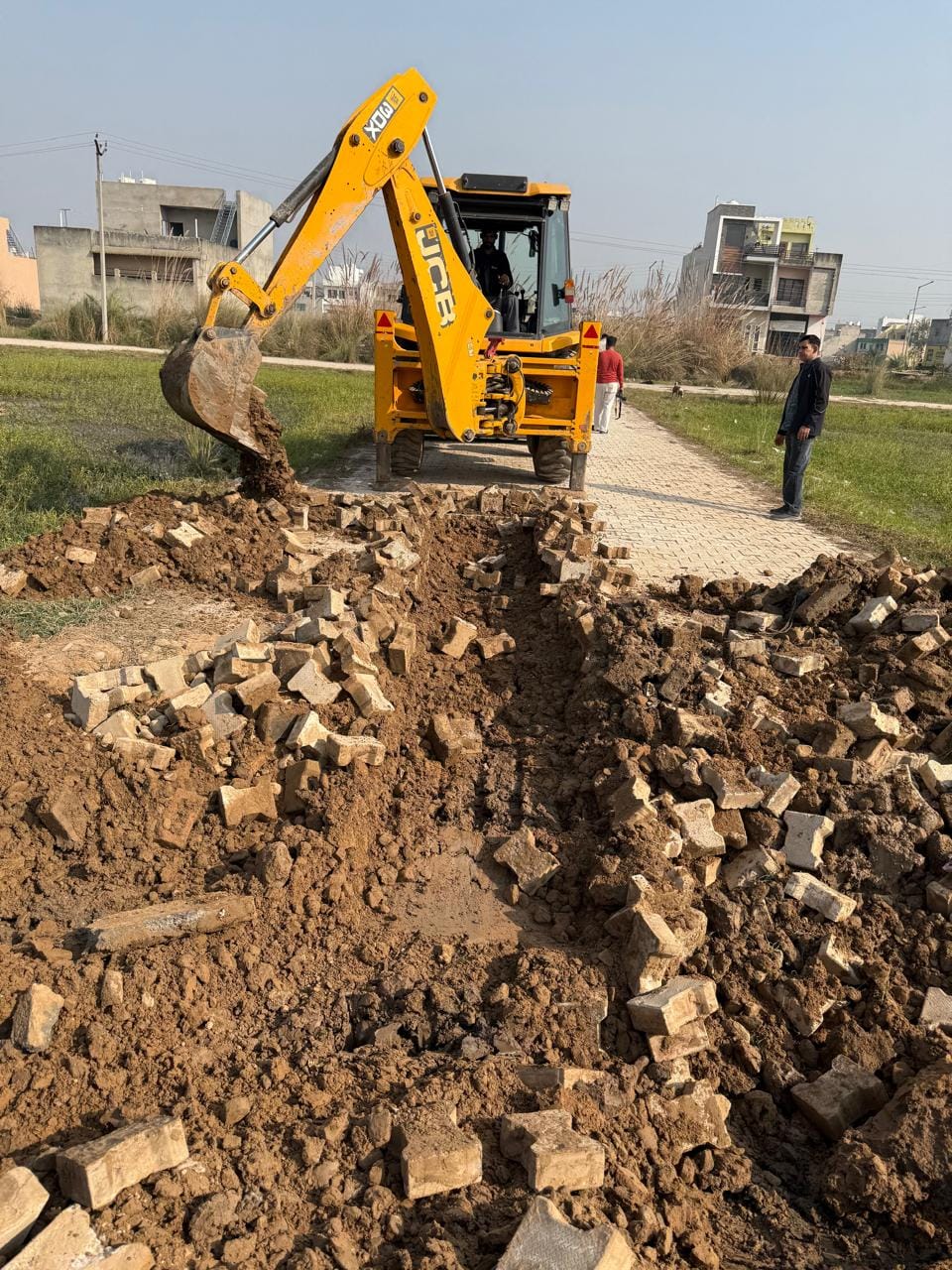 अंबाला छावनी के सरसेहड़ी गांव में अवैध कॉलोनी में बनी सड़कों को ध्वस्त करती जेसीबी। प्रवक्ता