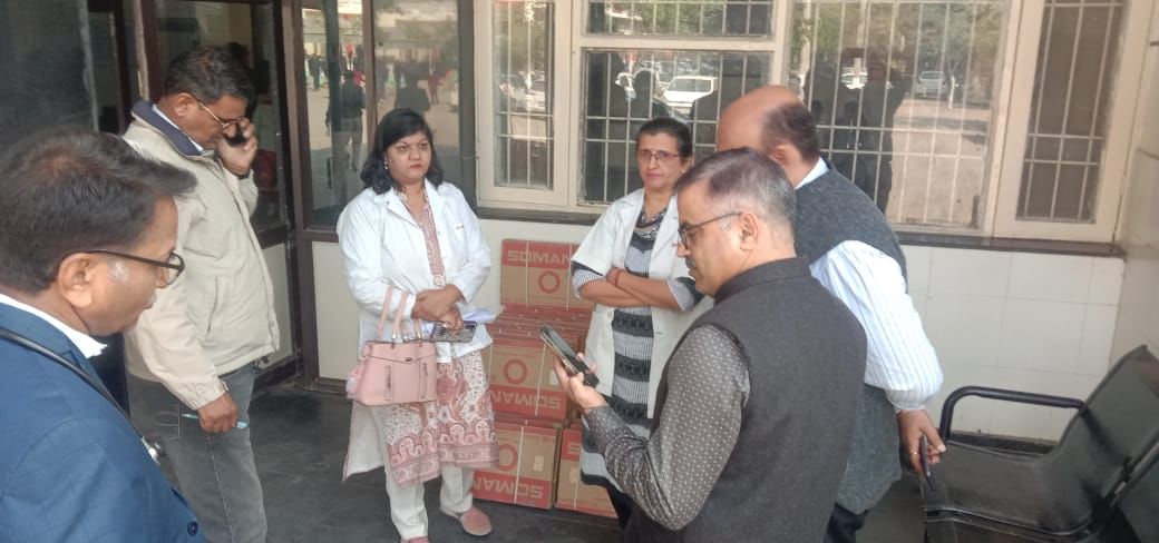 अंबाला सिटी के ट्रामा सेंटर में हंगामे के दौरान मृतक के परिजन स्टेचर के पास खड़े: सोशल मीडिया अंबाला सिटी के ट्रामा सेंटर में हंगामे के दौरान मृतक के परिजन स्टेचर के पास खड़े: सोशल मीडिया