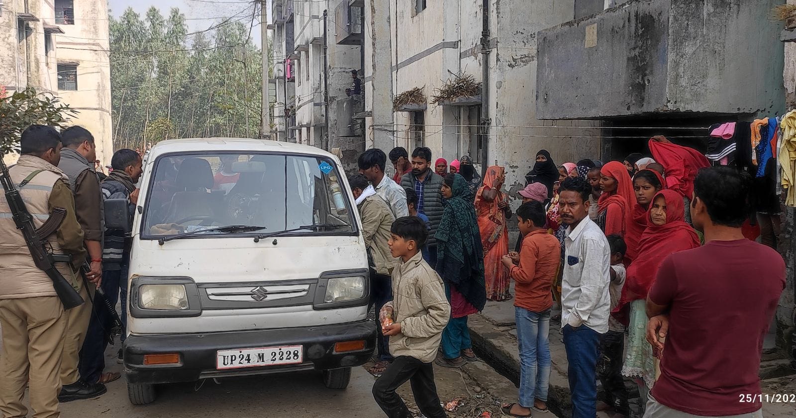 अरहान की मौत के बाद रोते-बिलखते परिवार वाले। संवाद