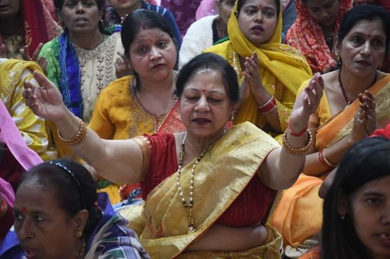  बीरबल साहनी मार्ग स्थित श्रीखाटू श्याम मंदिर में श्रीमद्भागवत कथा सुनते श्रद्धालु। -अमर उजाला