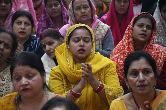  बीरबल साहनी मार्ग स्थित श्रीखाटू श्याम मंदिर में श्रीमद्भागवत कथा सुनते श्रद्धालु। -अमर उजाला