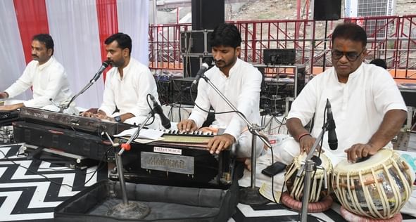  बीरबल साहनी मार्ग स्थित श्रीखाटू श्याम मंदिर में श्रीमद्भागवत कथा सुनते श्रद्धालु। -अमर उजाला