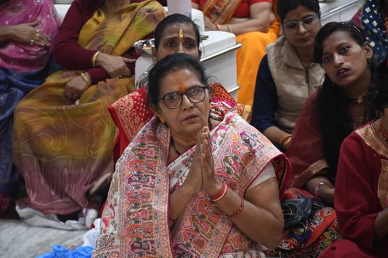  बीरबल साहनी मार्ग स्थित श्रीखाटू श्याम मंदिर में श्रीमद्भागवत कथा सुनते श्रद्धालु। -अमर उजाला