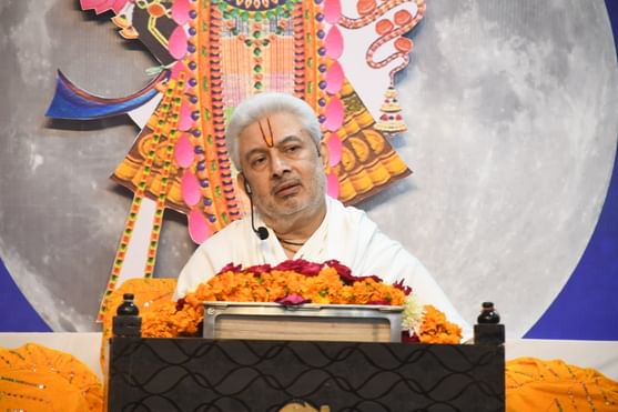  बीरबल साहनी मार्ग स्थित श्रीखाटू श्याम मंदिर में श्रीमद्भागवत कथा सुनते श्रद्धालु। -अमर उजाला