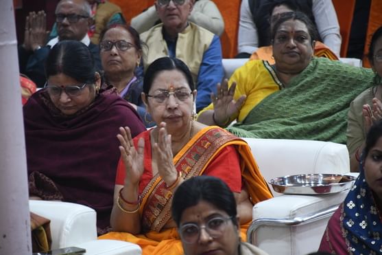  बीरबल साहनी मार्ग स्थित श्रीखाटू श्याम मंदिर में श्रीमद्भागवत कथा सुनते श्रद्धालु। -अमर उजाला