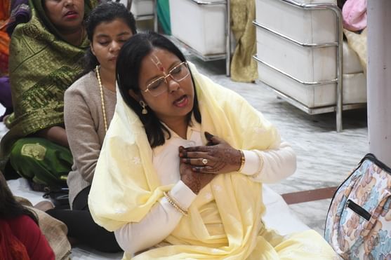  बीरबल साहनी मार्ग स्थित श्रीखाटू श्याम मंदिर में श्रीमद्भागवत कथा सुनते श्रद्धालु। -अमर उजाला