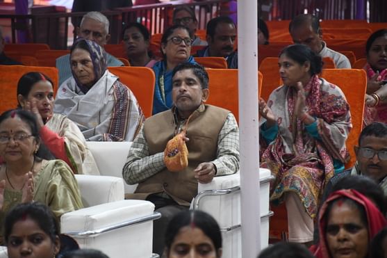  बीरबल साहनी मार्ग स्थित श्रीखाटू श्याम मंदिर में श्रीमद्भागवत कथा सुनते श्रद्धालु। -अमर उजाला