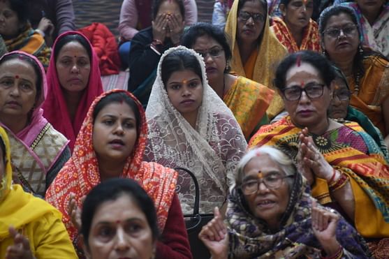  बीरबल साहनी मार्ग स्थित श्रीखाटू श्याम मंदिर में श्रीमद्भागवत कथा सुनते श्रद्धालु। -अमर उजाला